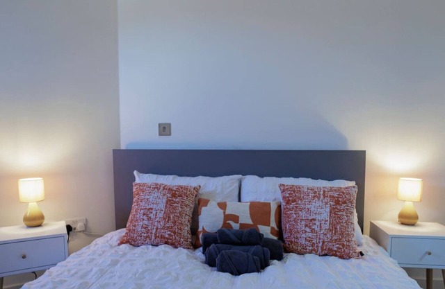 Open Plan Apt next to station near Hampton Court