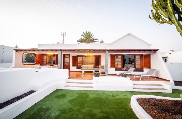 OPPORTUNITY! Stunning exclusive Villa next to the sea