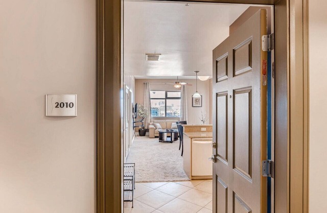 Opulent Ogden Luxury High Rise 20th floor Queen