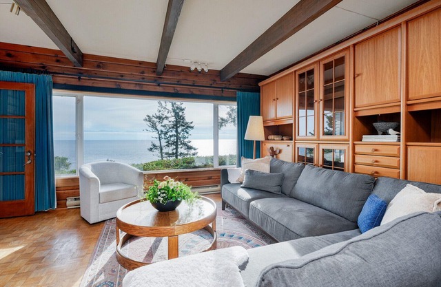 Orca Point Beachfront Suite: Enjoy Your Private Beach Seconds Outside Your Door!