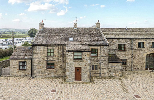 ORCABER FARMHOUSE, pet friendly, with hot tub in Austwick