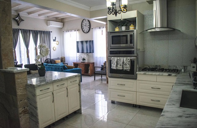 Orchid Home - Charming 2-bedroom house with WiFi and AC in Kingston 6