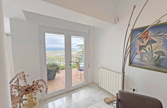Oriental style villa with panoramic views, 6 pax FREE WIFI