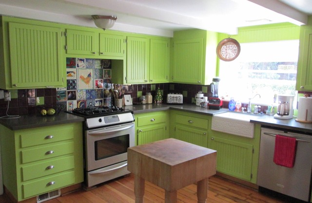 ORIGINAL 1927 COZY LAKEFRONT BUNGALOW WITH WRAP AROUND PORCH