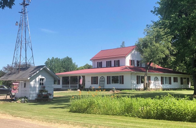 Original 6-bedroom FarmHouse with WiFi, Large Gathering Room in Nappanee