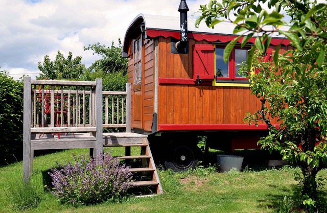 Original gîte in a traveling trailer, on private land near Cluny