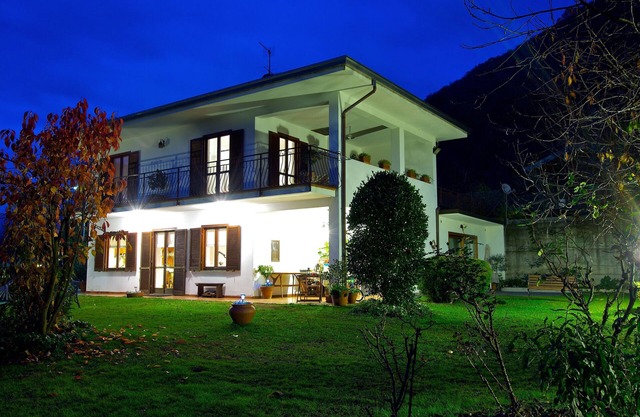 Orta See apartment in villa, garden overlooking the lake and beach Pettenasco