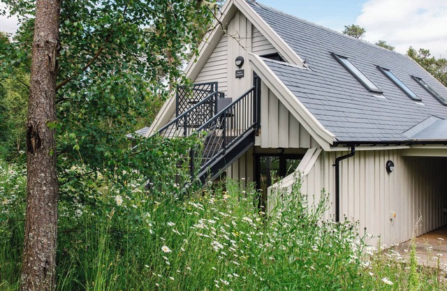 OSPREY APARTMENT, pet friendly, character holiday cottage in Aviemore