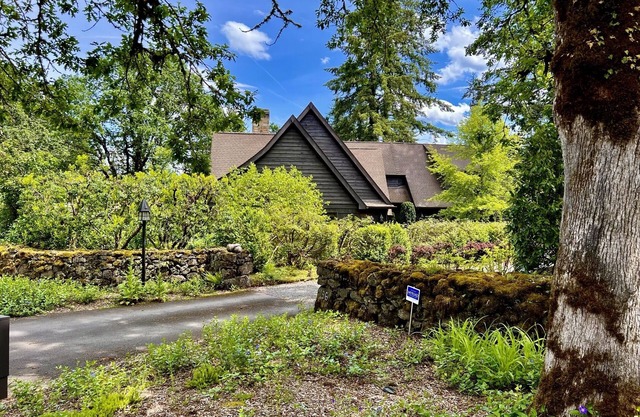 Oswego Lake Country Club by 9th Fairway; n"The Bentley" - An ADU for 31+ days