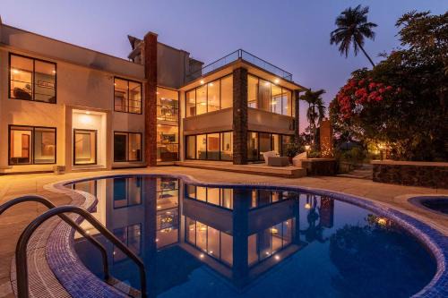 Our Beloved Summer by StayVista - Offering a swimming pool, expansive lawn, badminton court and indoor games