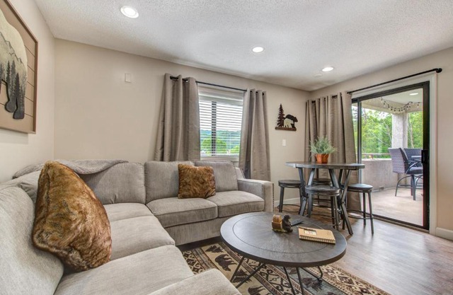 Our Mountain Home, 2 Bedrooms, Walk Downtown, Pool Access, WiFi, Sleeps 4