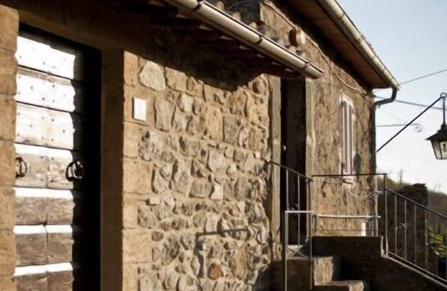 OUT OF THE OVEN. In the ancient village a cozy stone house on two levels.