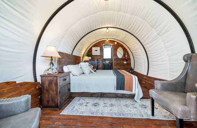Outdoor Fun Wagon #26 By The Pond w/1 King bed and outdoor kitchen