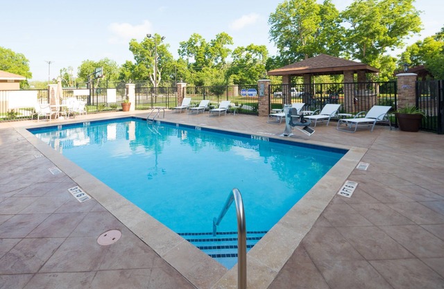 Outdoor Pool. Free Breakfast. Great Location!