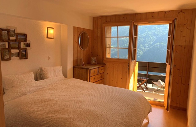 Outside : 4 room duplex flat for 6 persons, 2 balconies facing south, nice view -Inside : approx. 95