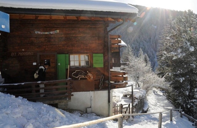 Outside : chalet for 4 persons maximum in the center of the old village with direct and easy access,