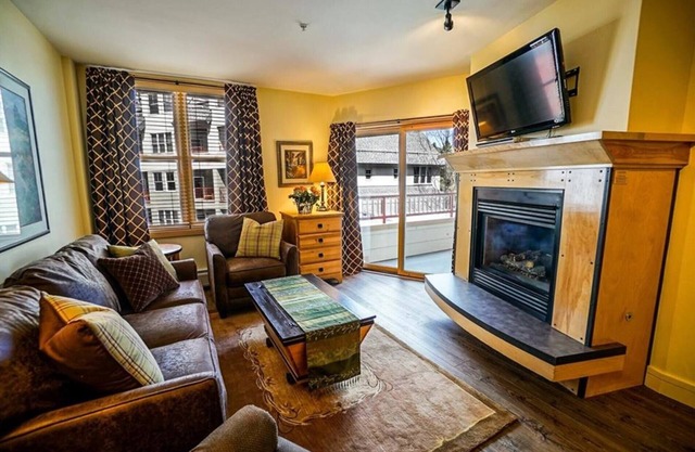 Outstanding 2BR in River Run. Fully stocked, steps from gondola and shopping