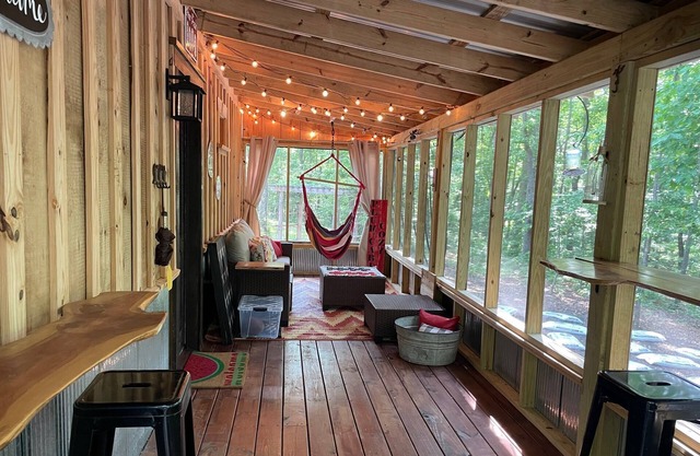 "Outstanding Long Weekend Location!" Cozy 2BR Cabin w/Screened Porch - 2 miles to Cloudland Canyon