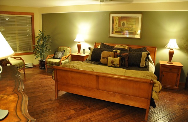 Over The Top, 3-Bedrm, Primary Residence, Ski in/out, Low Rates 299-899 Night.
