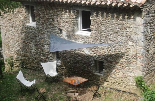 OVERLOOKING A RIVER, SHEPHERD'S COTTAGE, AUTHENTIC AND FAMILY-FRIENDLY, WIFI