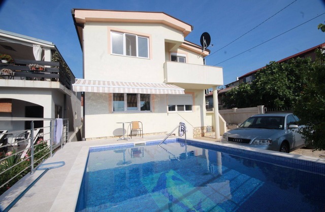 Own floor with private pool. Max. 2 adults + 1 child. 75sqm.
