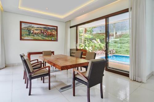 Oyama City View Villa 4 bedrooms with a private heated swimming pool