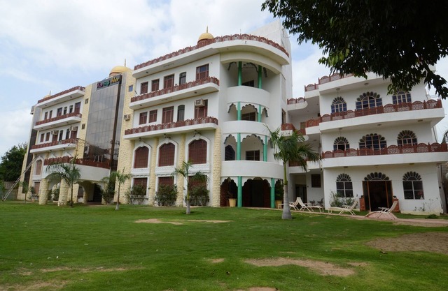 OYO 17368 Ranibagh Palace