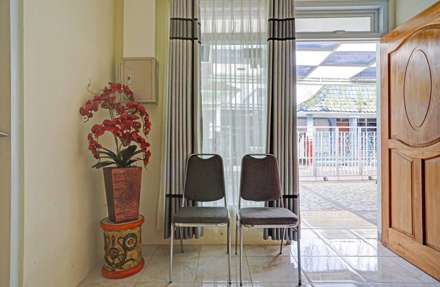 OYO 90804 Oma Uti Homestay Syariah
