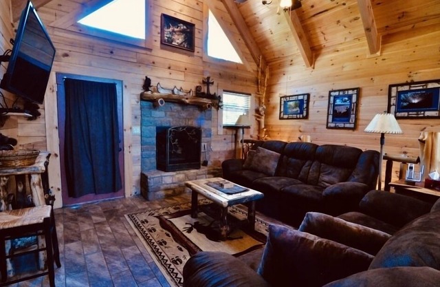 Ozark Legends Lodge- Lg Game Rm, Private Hot tub; 1 Mile to Thunder Ridge
