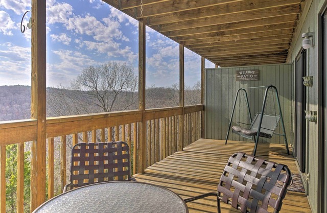 Ozark Mountain Condo ~ 2 Mi to Silver Dollar City!