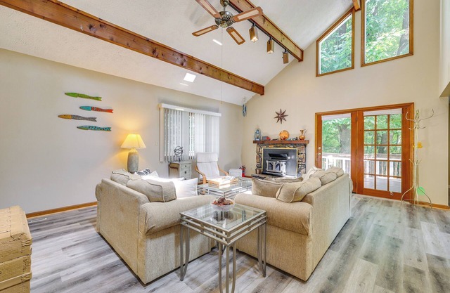 Ozark Mountain View Retreat w/Hot Tub!