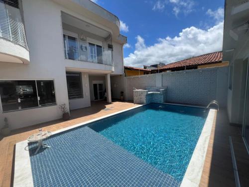 Pé na areia à 50m da Praia com Piscina, Churrasqueira, 5 quartos e 3 Vg de garagem,