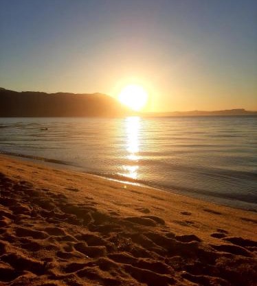 Pé na areia, casa na praia de frente para o mar