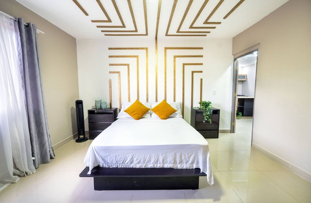 p3, 5 bedroom apart,with arcade machine and football,one block from Lleras park