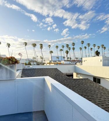 Pacific Blue Townhome Walk to Ocean 2 Bed Apt WITH FREE PARKING