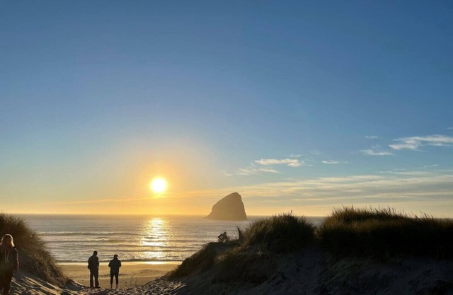 Pacific City Serenity: Walk to Beach, Pelican Brewery & Iconic Cape Kiwanda