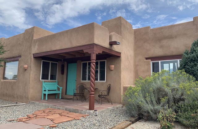 Pacifico, your perfect Taos retreat, with Hot Tub