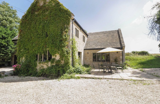 PADDOCK BARN, pet friendly, with a garden in Castle Combe