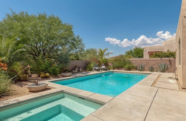 Painted Feather- Modern Beauty with Pool and Spa