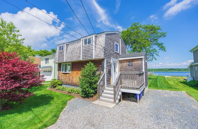 Palmer River All-Season Waterfront Cottage w/Dock & Views