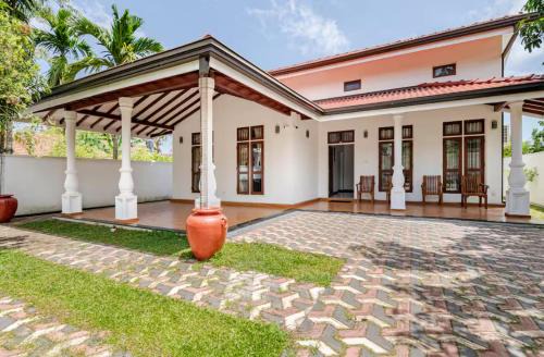 Palmwood Retreat - Entire 3 Bed room House with AC and Parking