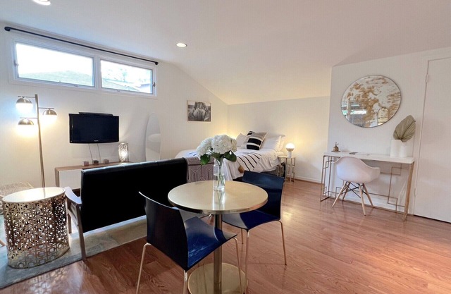 Palo Alto Cottage: Privacy, Comfort & Convenience