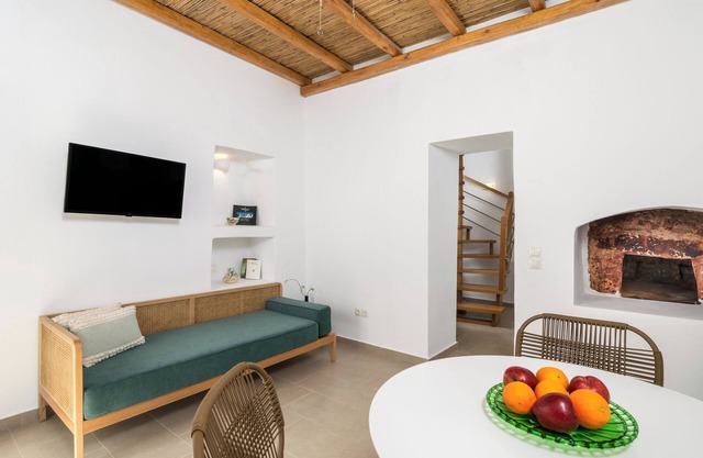 Panistis nLapis Domus Milos