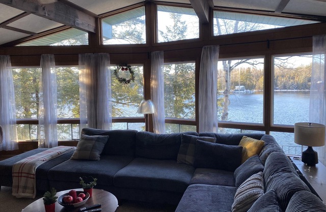 Panorama Lakefront Cottage