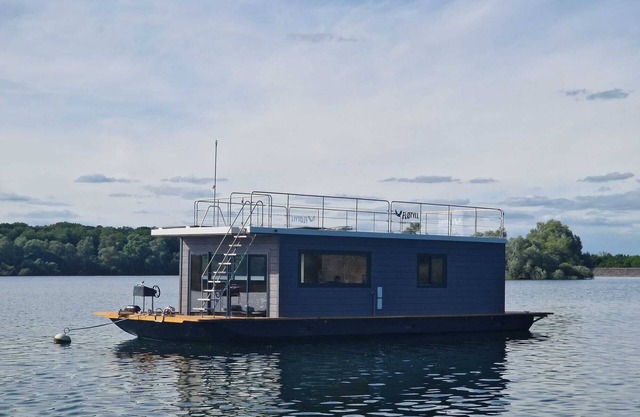 Panoramic electric boat, sail on the Lac du Der without a license. Eclaron