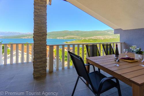 Panoramic Forest Retreat with Pool and Seaview