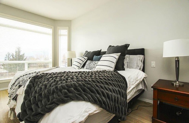 Panoramic Lake View Fabulous 2-storey Townhome in Discovery Bay Resort