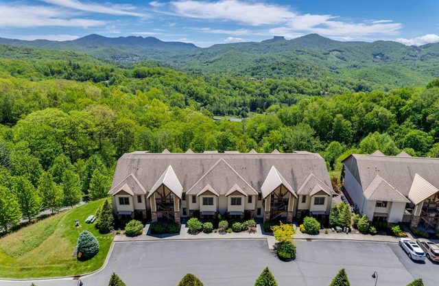 Panoramic Luxury Retreat | Prime Location Views 1A