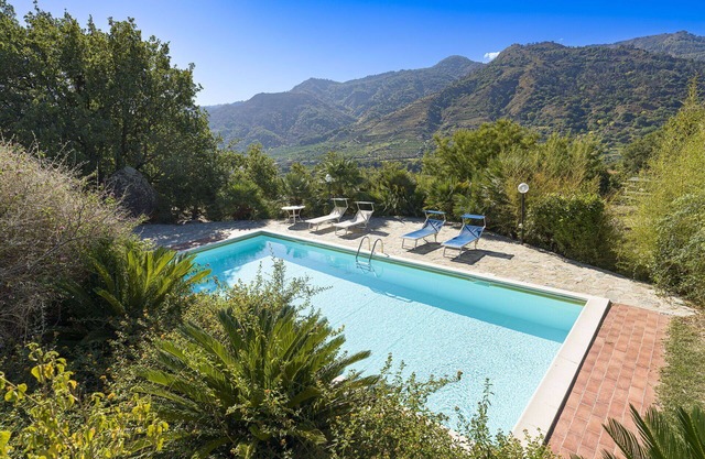 Panoramic retreat with pool near Taormina and Sea