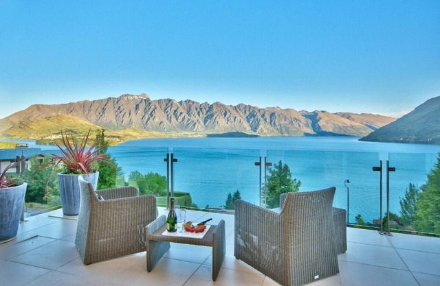 Panoramic Views 4 bed 4.5 bath,close to Queenstown